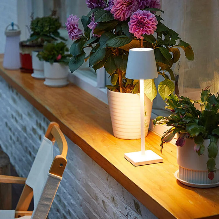 "Moderne, bærbar trådløs LED-bordlampe med dimmefunksjon og vanntett design, perfekt for inne- og utebruk."