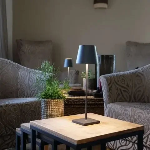 "Moderne, bærbar trådløs LED-bordlampe med dimmefunksjon og vanntett design, perfekt for inne- og utebruk."