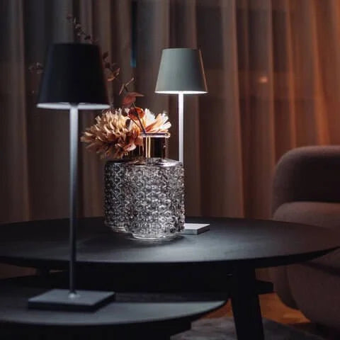"Moderne, bærbar trådløs LED-bordlampe med dimmefunksjon og vanntett design, perfekt for inne- og utebruk."
