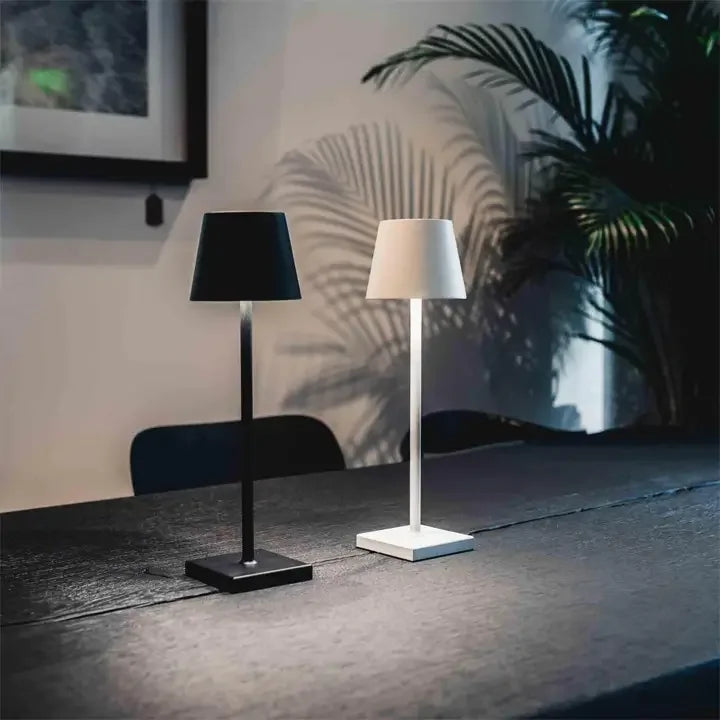 "Moderne, bærbar trådløs LED-bordlampe med dimmefunksjon og vanntett design, perfekt for inne- og utebruk."