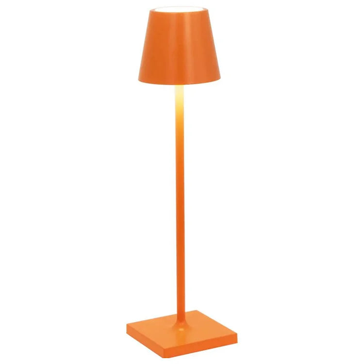 "Moderne, bærbar trådløs LED-bordlampe med dimmefunksjon og vanntett design, perfekt for inne- og utebruk."