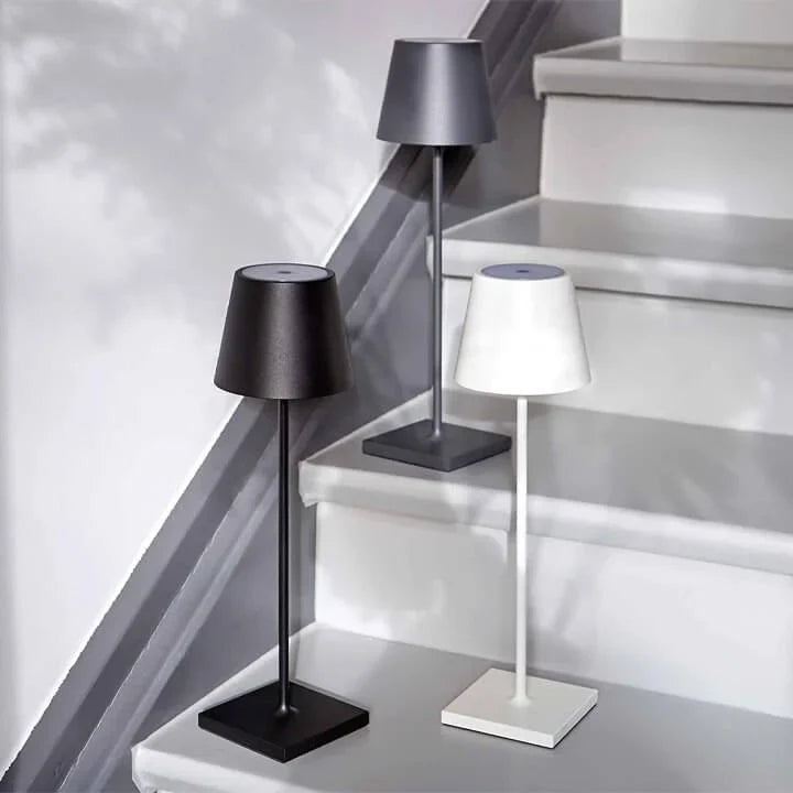 "Moderne, bærbar trådløs LED-bordlampe med dimmefunksjon og vanntett design, perfekt for inne- og utebruk."