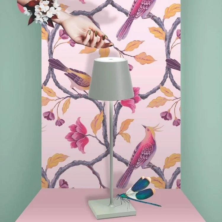 "Moderne, bærbar trådløs LED-bordlampe med dimmefunksjon og vanntett design, perfekt for inne- og utebruk."