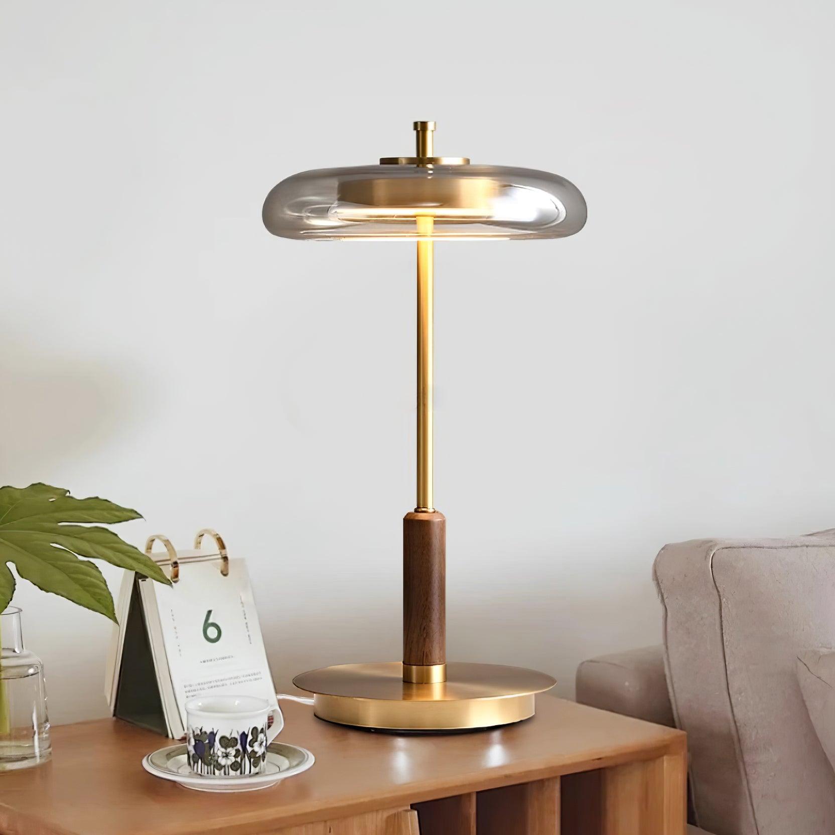 "Moderne bordlampe med elegant LED-lys, kombinerer glass og metall for et stilrent uttrykk, perfekt for stuebordet."