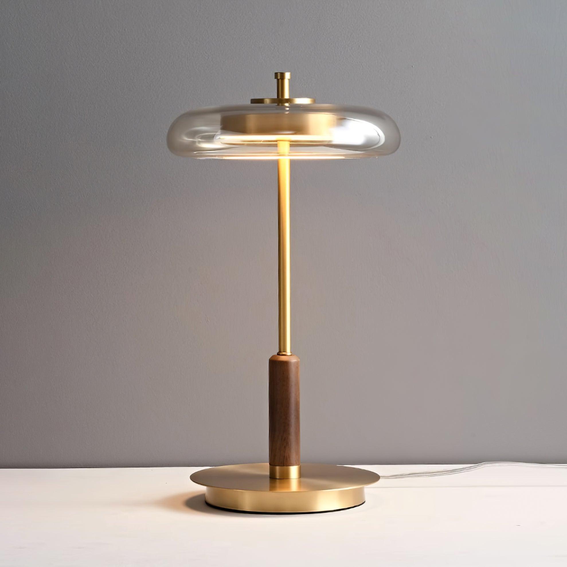 "Moderne bordlampe med elegant LED-lys, kombinerer glass og metall for et stilrent uttrykk, perfekt for stuebordet."