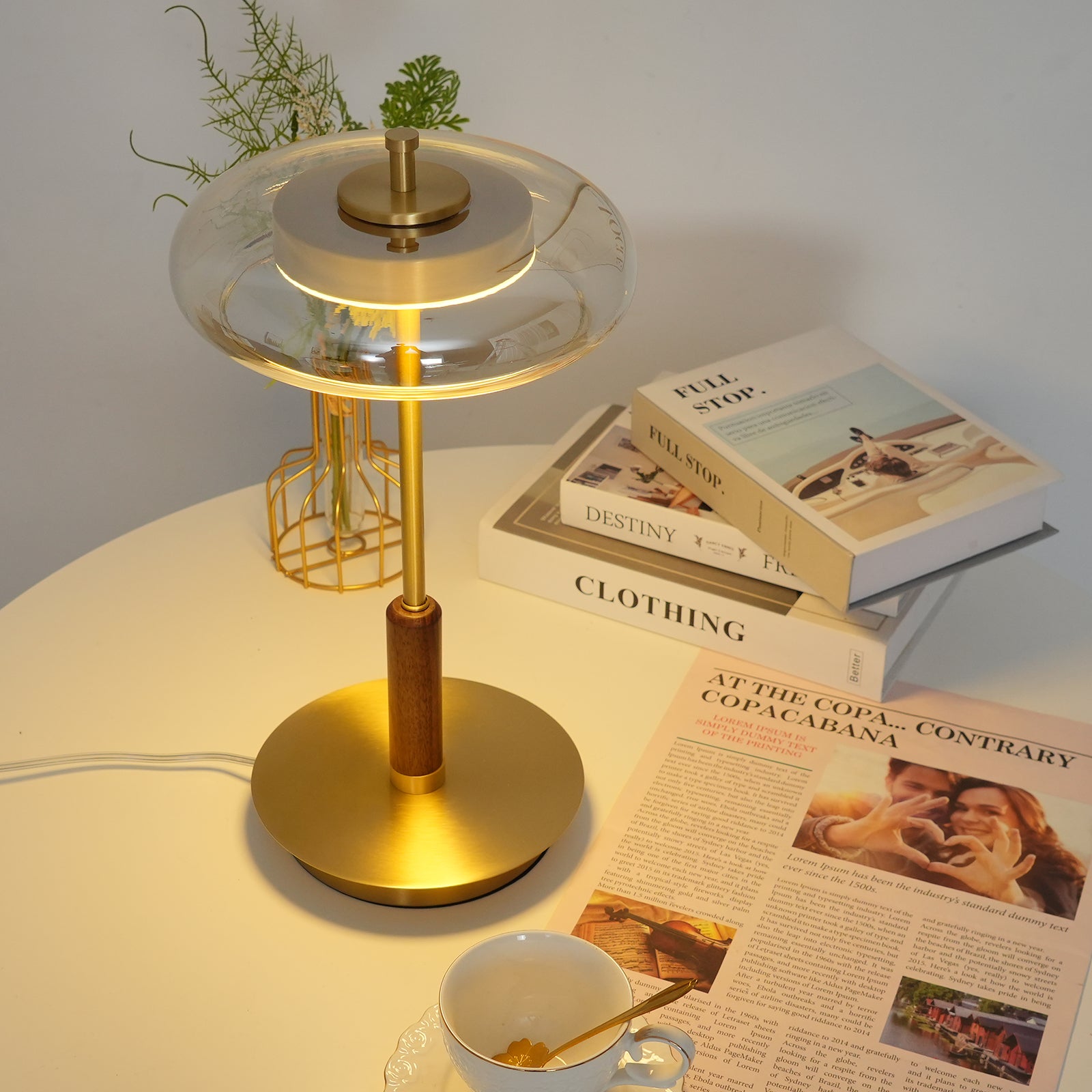 "Moderne bordlampe med elegant LED-lys, kombinerer glass og metall for et stilrent uttrykk, perfekt for stuebordet."