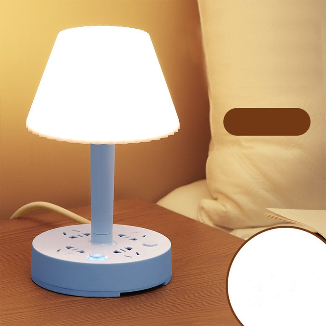 Funksjonell nattbordslampe med ladestasjon, 2 USB-porter og 2 strømuttak. Elegant belysning og telefonholder.