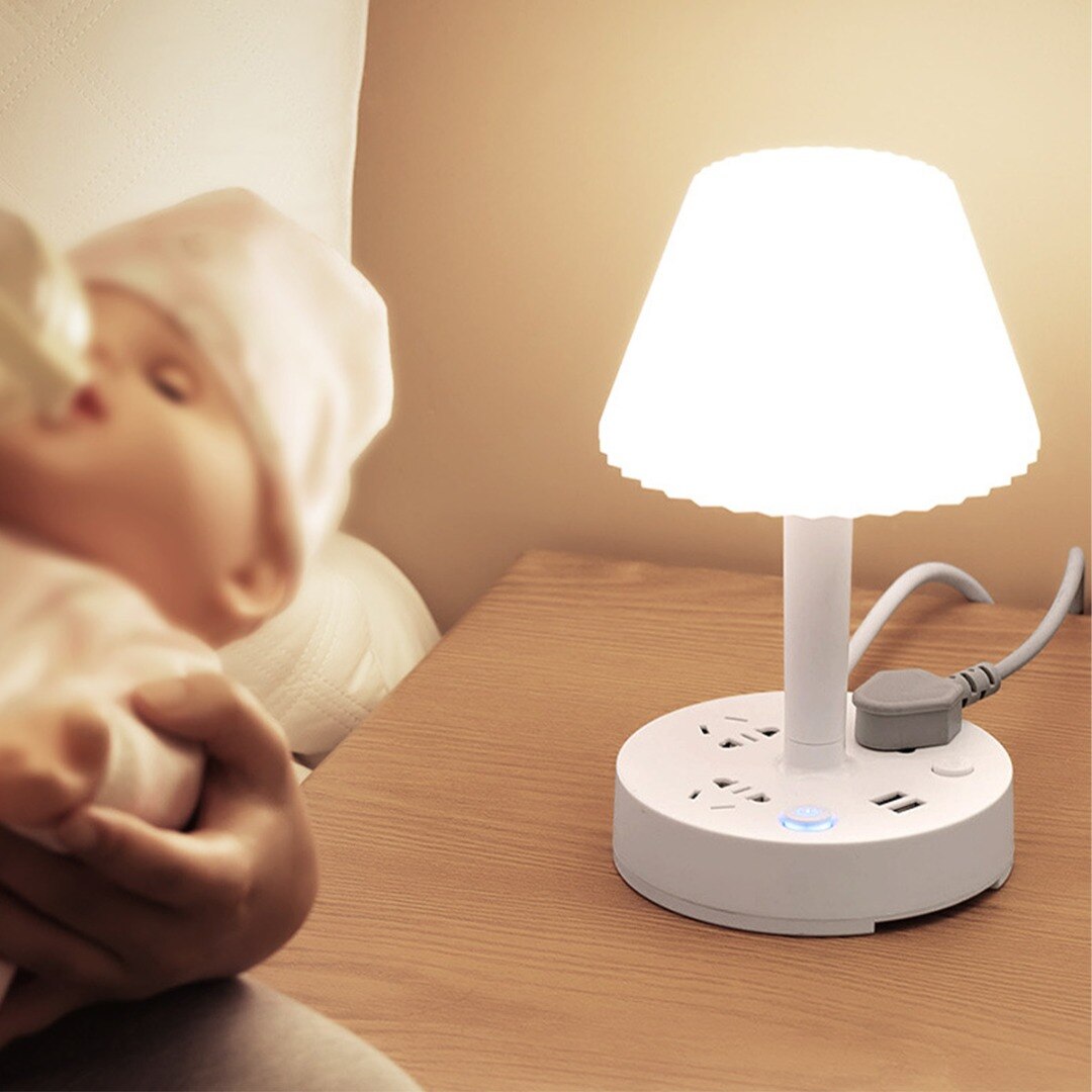 Stilren bordlampe som også er ladestasjon med USB-porter og stikkontakter. Smart belysning for alle behov.