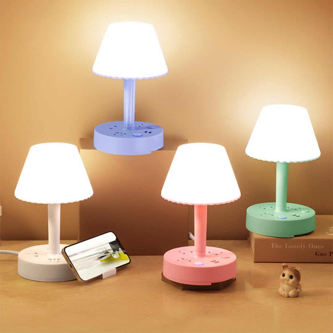 Allsidig leselampe og nattbordslampe med innebygde strømuttak og USB for lading av mobil og nettbrett.