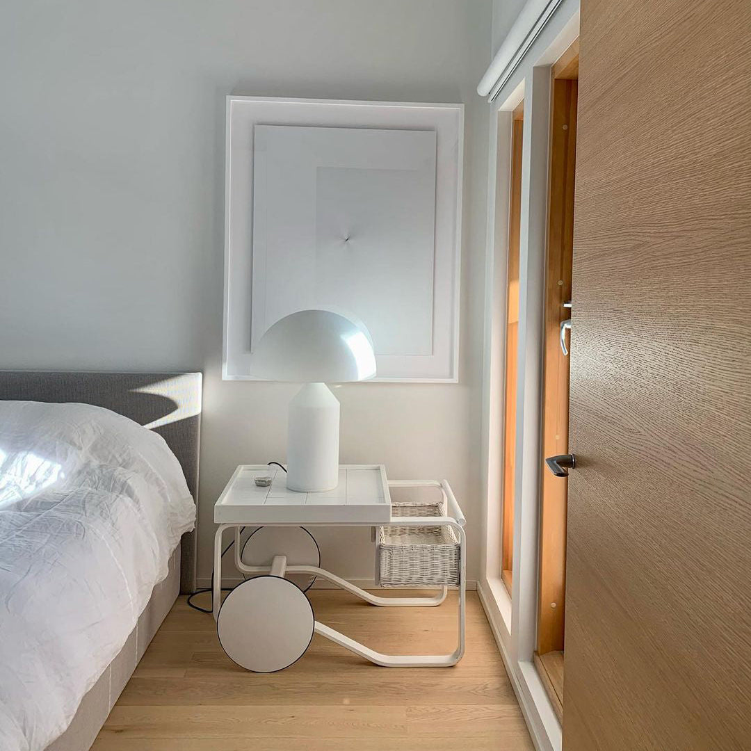 Elegant bordlampe i moderne stil med geometrisk design. Lyser opp rommet som en funksjonell kontorlampe.