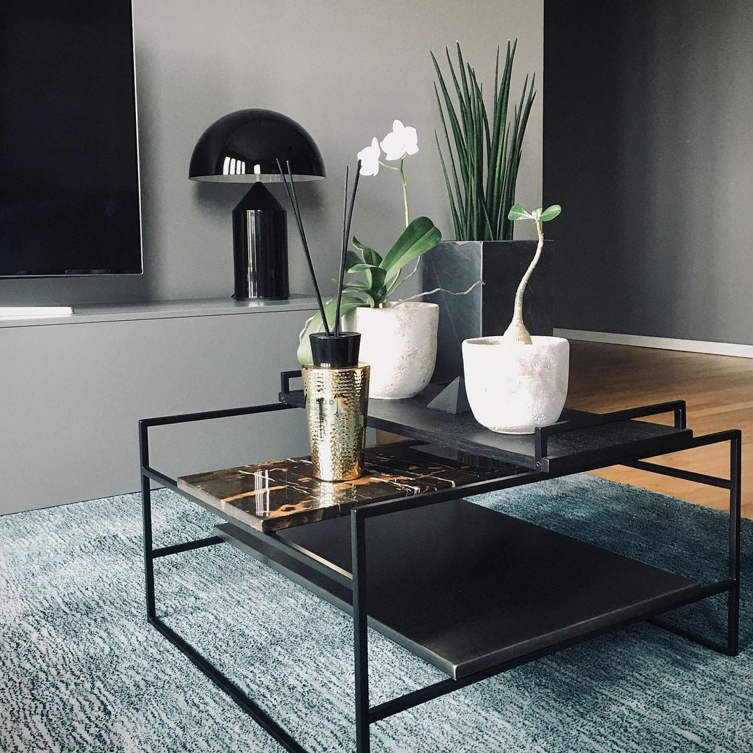 Energibesparende, moderne bordlampe. Geometrisk design, ideell som kontorlampe, stuebelysning eller minimalistisk dekorlampe.