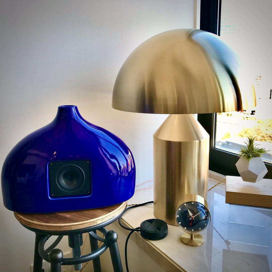Moderne designlampe. Bordlampe med geometrisk design for et unikt og minimalistisk interiør. Perfekt som stuebelysning.