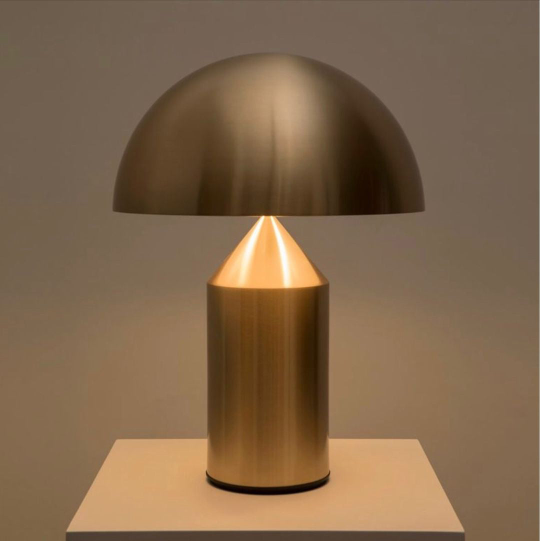 Stilren bordlampe med geometrisk design for stuebelysning. En moderne designlampe som løfter interiøret.