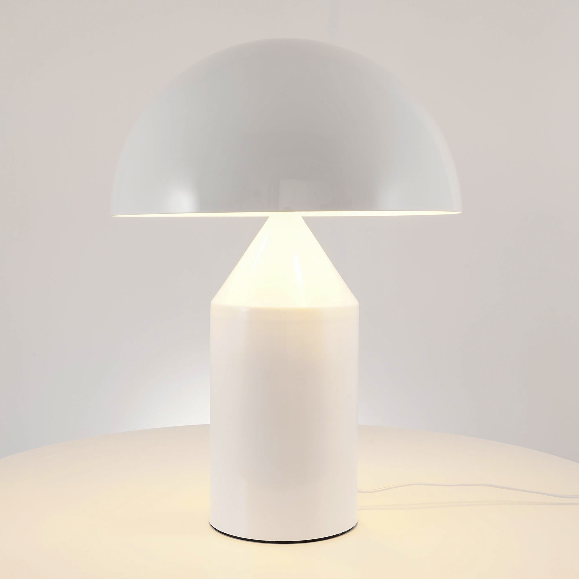 Energibesparende bordlampe med moderne, geometrisk design. Optimal minimalistisk belysning.