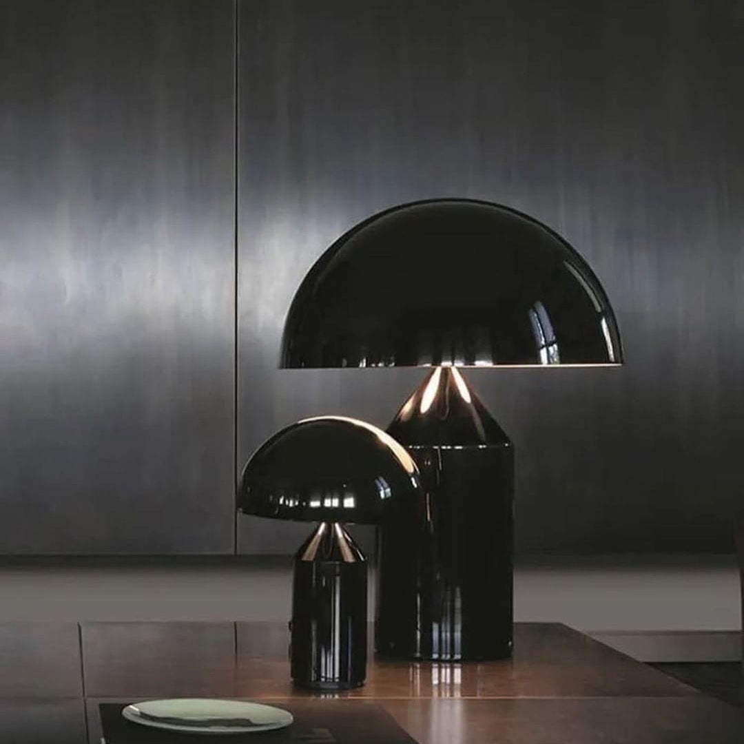 Enkel, moderne bordlampe med geometrisk design. Allsidig for stue, kontor eller som en minimalistisk dekorlampe.