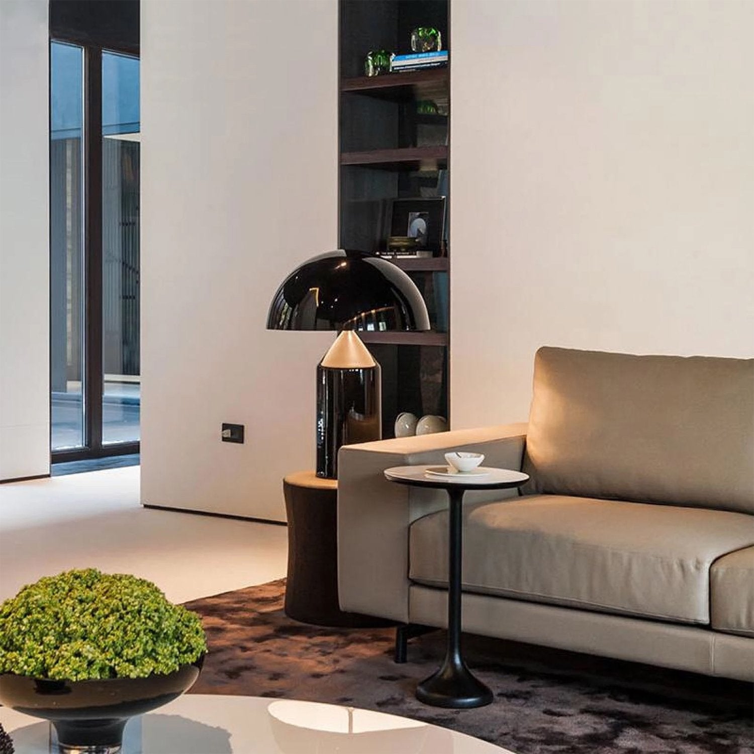 Nærstudie av moderne bordlampe; geometrisk design skaper stemningsfull belysning. En elegant designlampe.