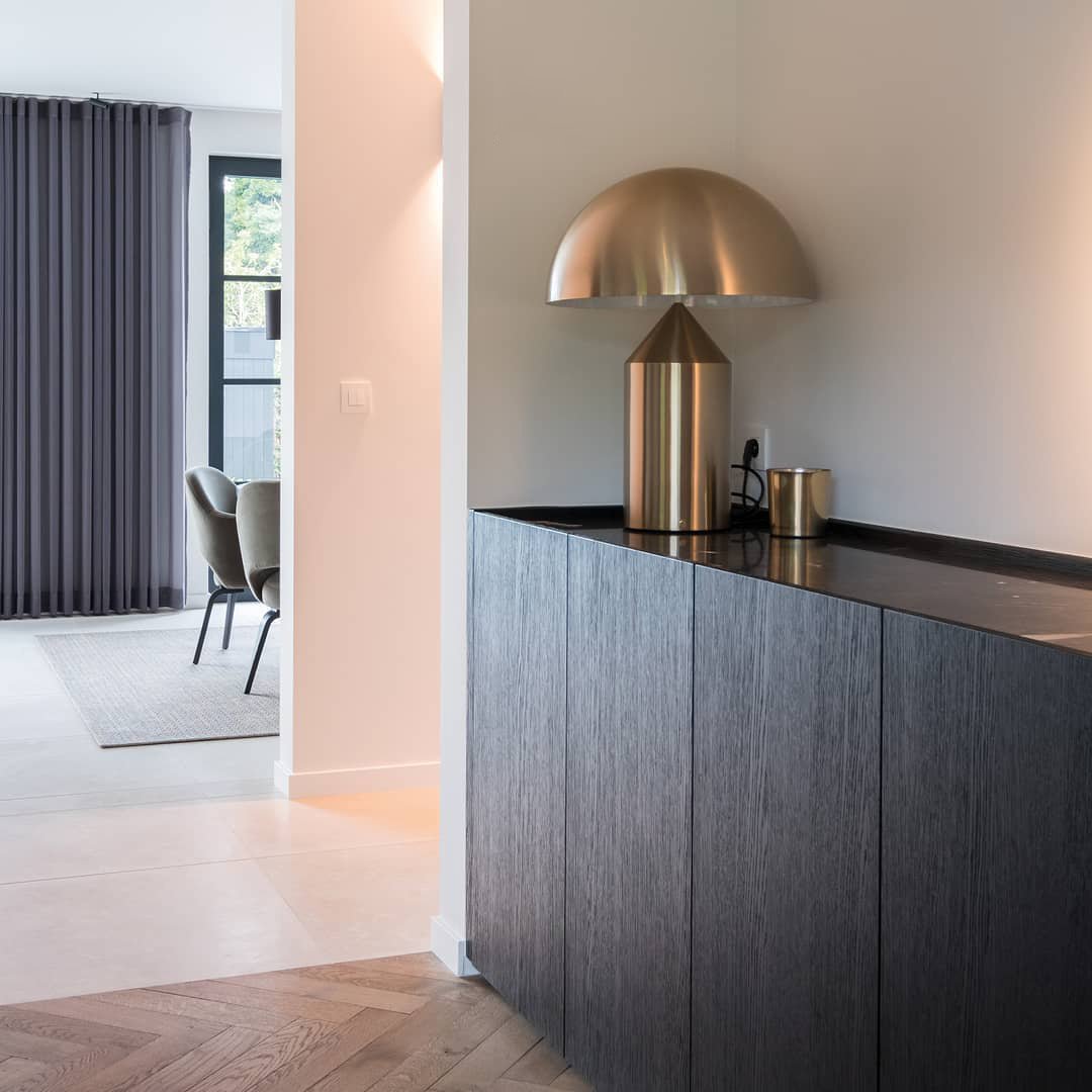 Kunstnerisk bordlampe med moderne, geometrisk design. En dekorlampe som forbedrer ethvert minimalistisk interiør.
