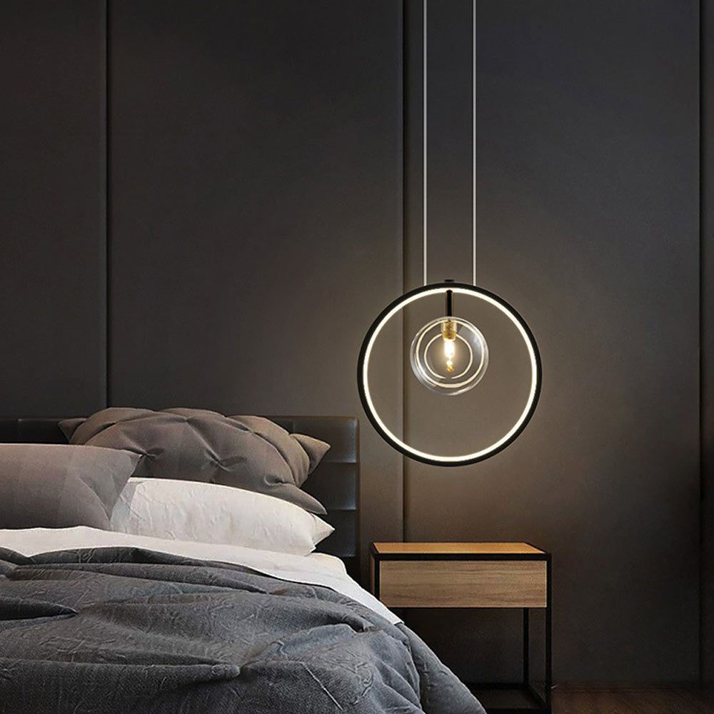 "Moderne bubble glass pendellampe i industriell stil, akryl og metall, med elegant burdesign. Perfekt for interiører."