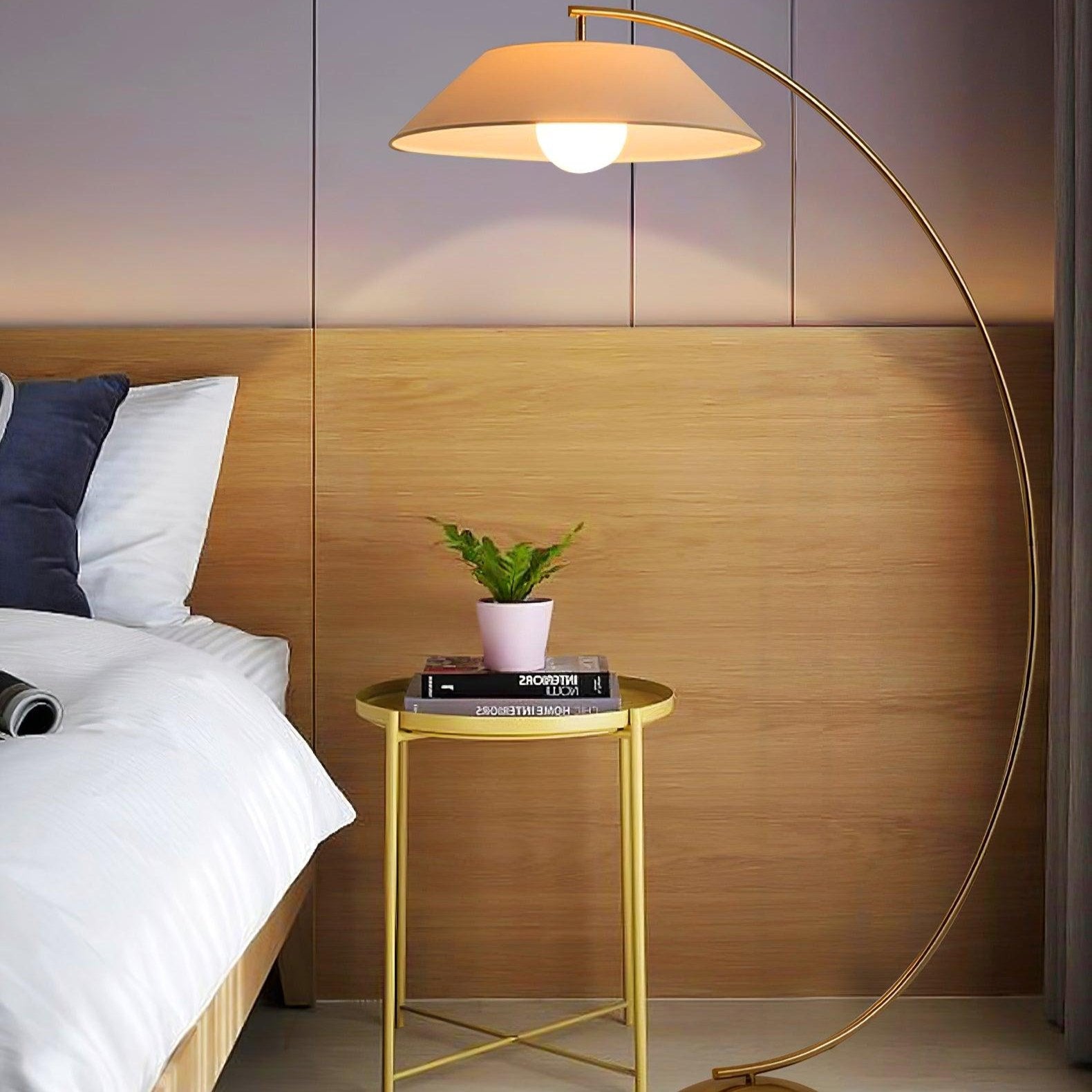 Moderne Circo gulvlampe med elegant stoffskjerm og solid stålfot gir varmt lys, passer perfekt til moderne interiører.