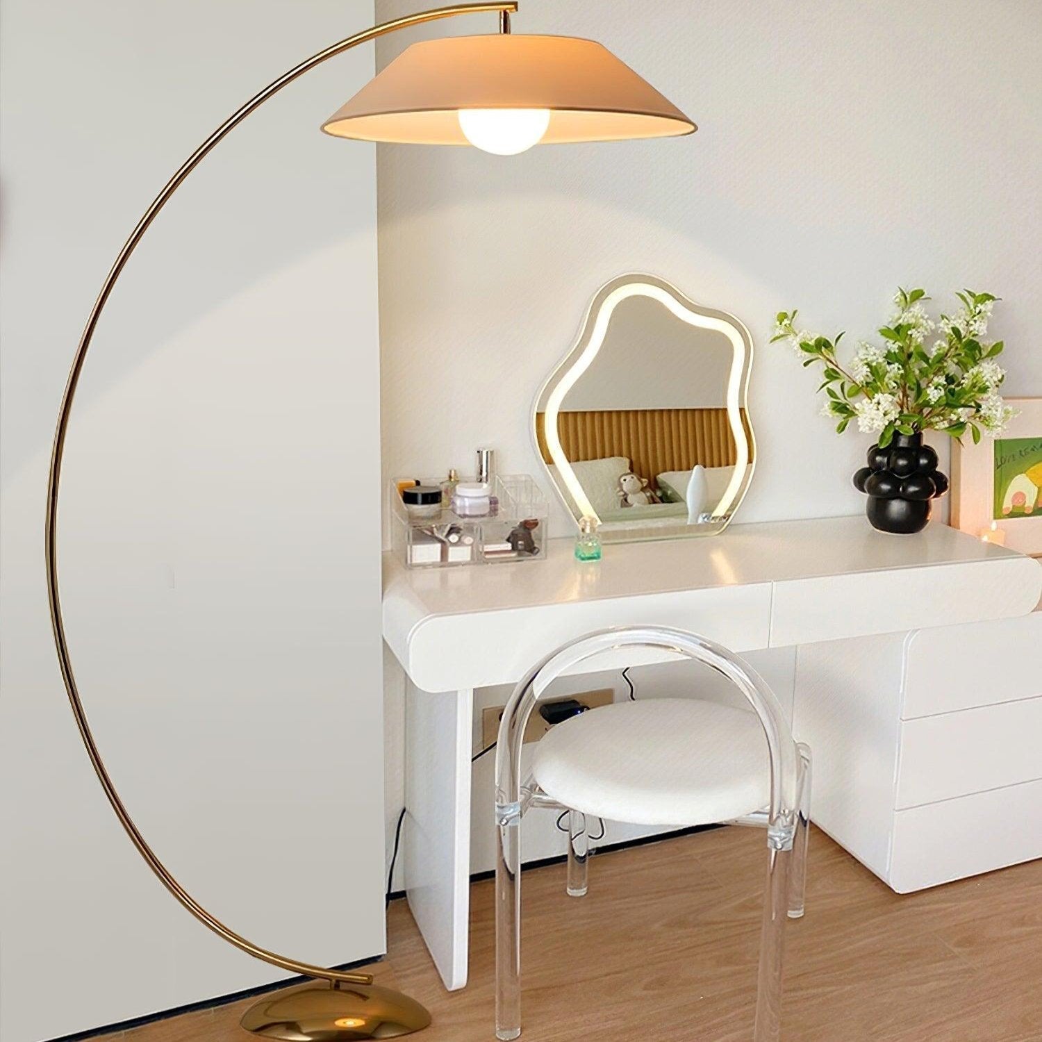 Moderne Circo gulvlampe med elegant stoffskjerm og solid stålfot gir varmt lys, passer perfekt til moderne interiører.