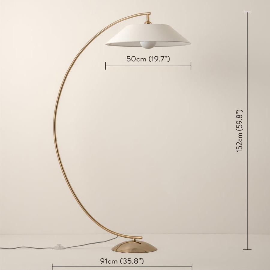 Moderne Circo gulvlampe med elegant stoffskjerm og solid stålfot gir varmt lys, passer perfekt til moderne interiører.