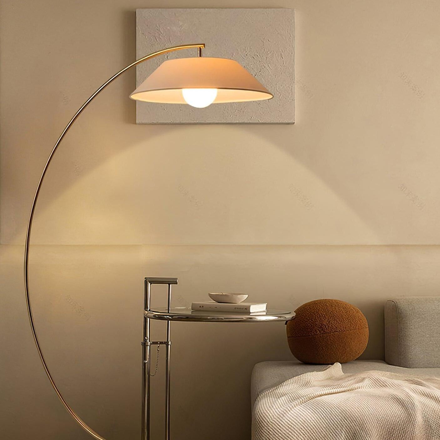 Moderne Circo gulvlampe med elegant stoffskjerm og solid stålfot gir varmt lys, passer perfekt til moderne interiører.