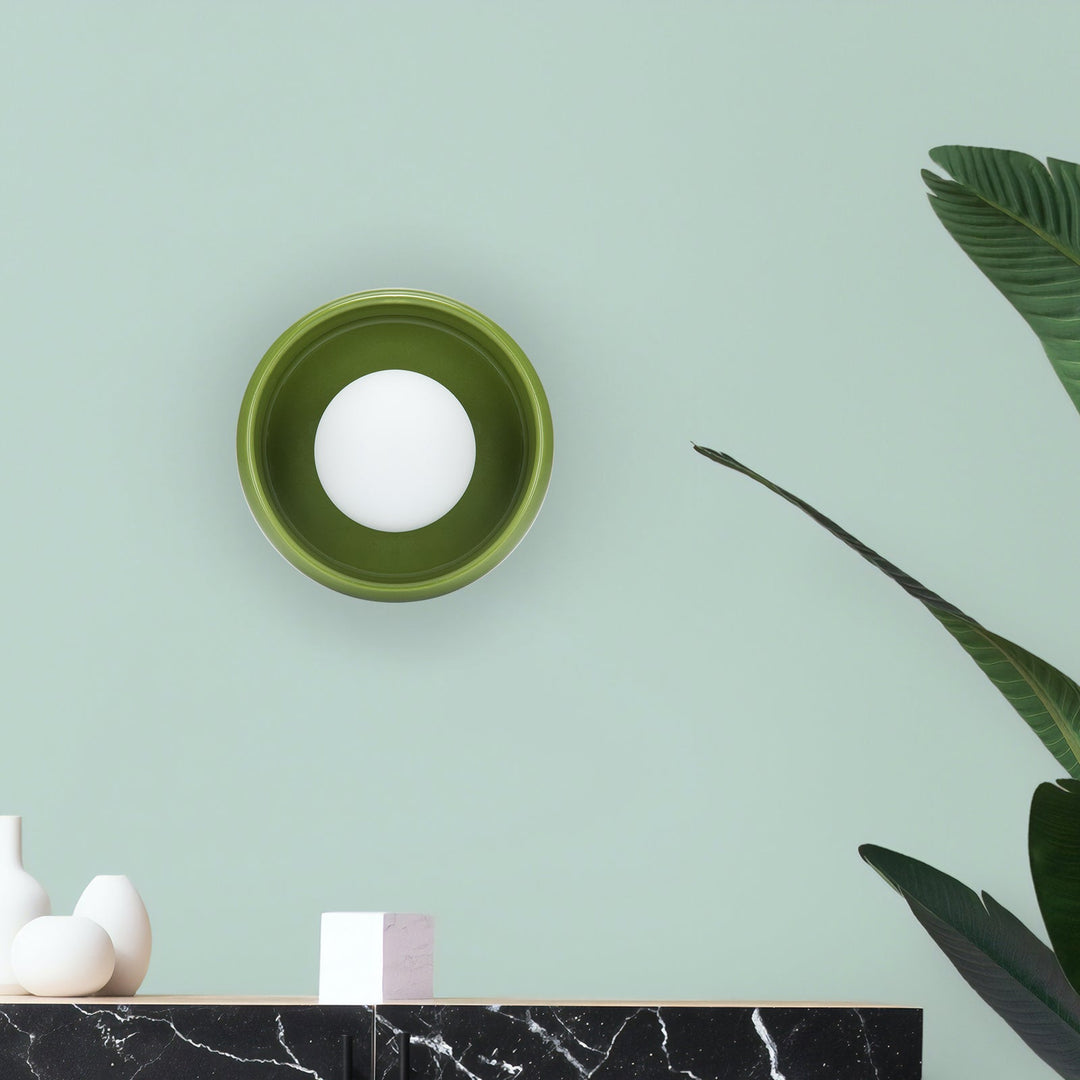 Elegant rund vegglampe i moderne design. Gir mykt, atmosfærisk stemningslys for et stilfullt interiør.