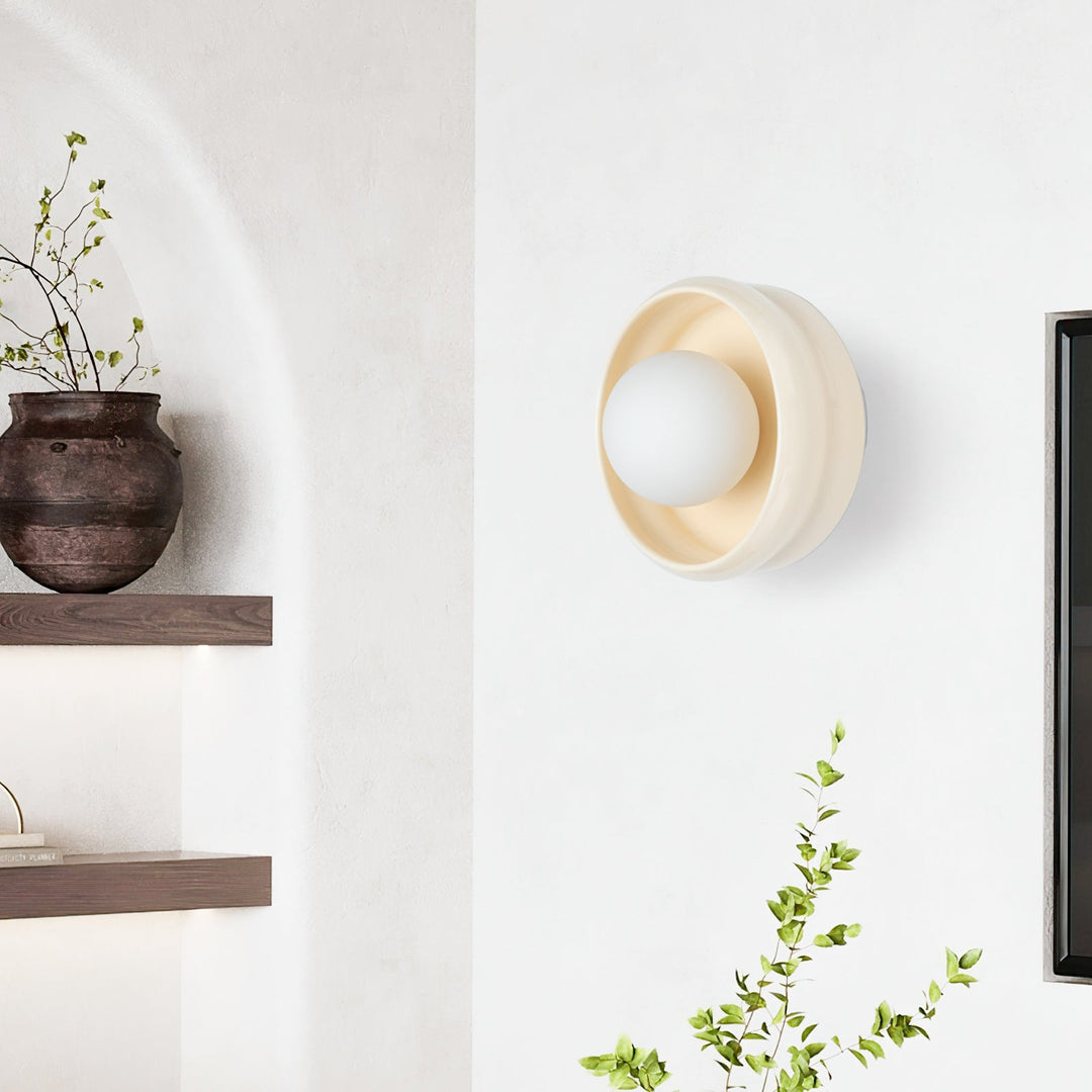 Minimalistisk rund vegglampe for moderne interiør. Sprer behagelig atmosfærisk belysning i hjemmet.