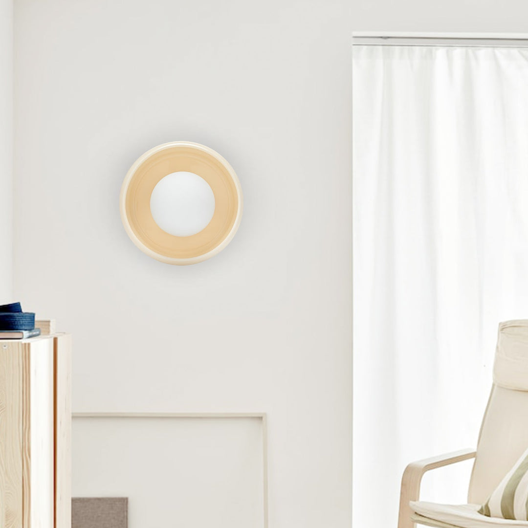 Enkel og stilren rund vegglampe. Gir funksjonell og dekorativ belysning, perfekt for moderne interiør.