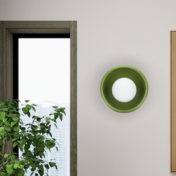 Rund vegglampe for atmosfærisk belysning. Moderne design som løfter interiøret i stue eller soverom.
