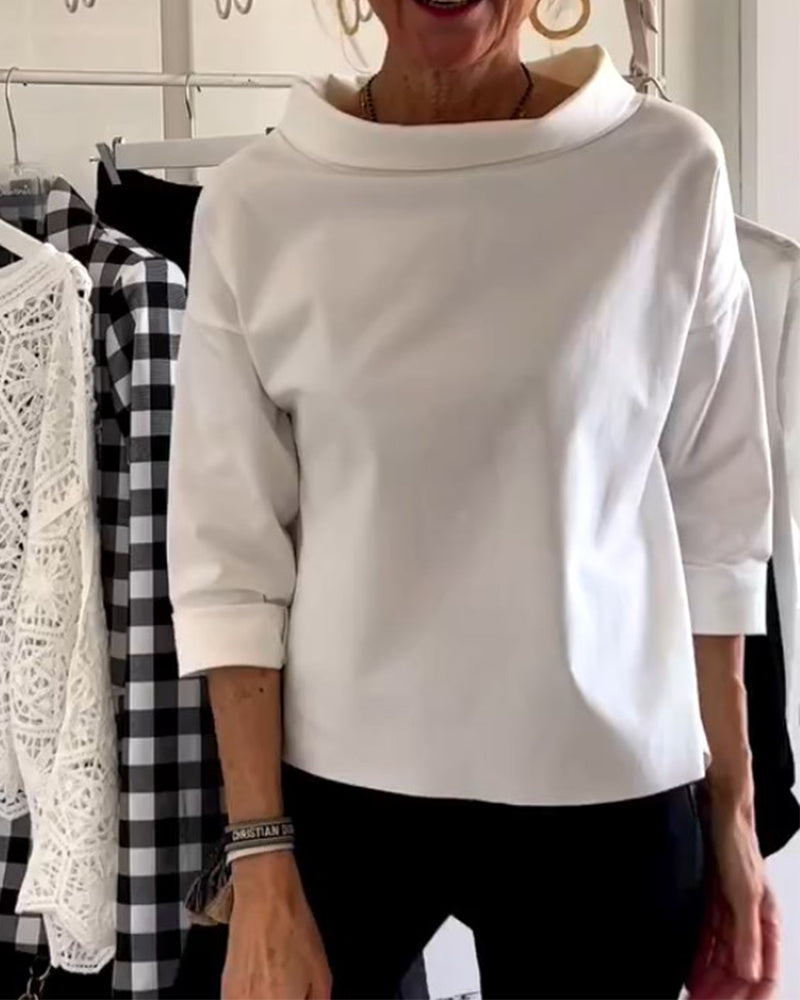 Elegant kvinnebluse med høy krage. Pustende og komfortabel dame topp for sommer- og vårdager.