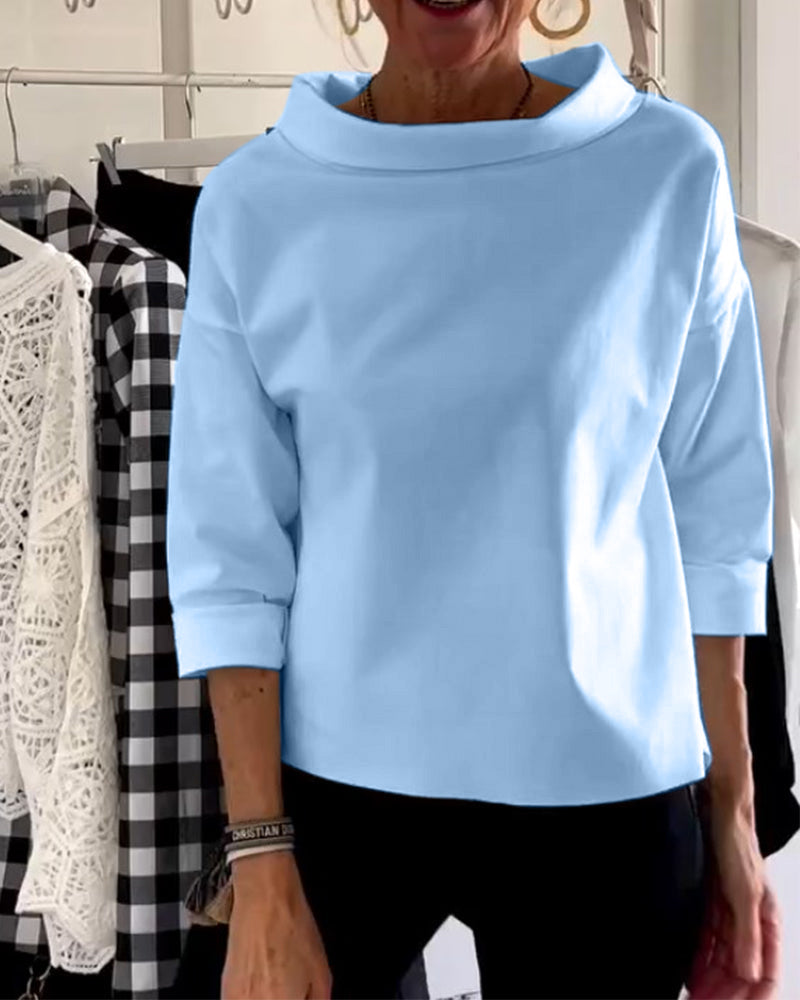 Elegant damebluse med moderne høy krage. Pustende stoff, perfekt som en komfortabel hverdagstopp.