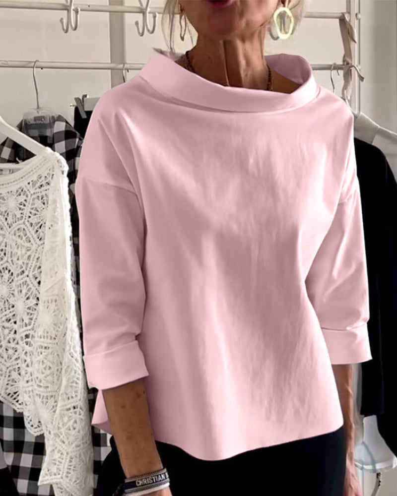 Komfortabel og elegant kvinnebluse med høy krage. Pustende og moderne for både vår og sommer.