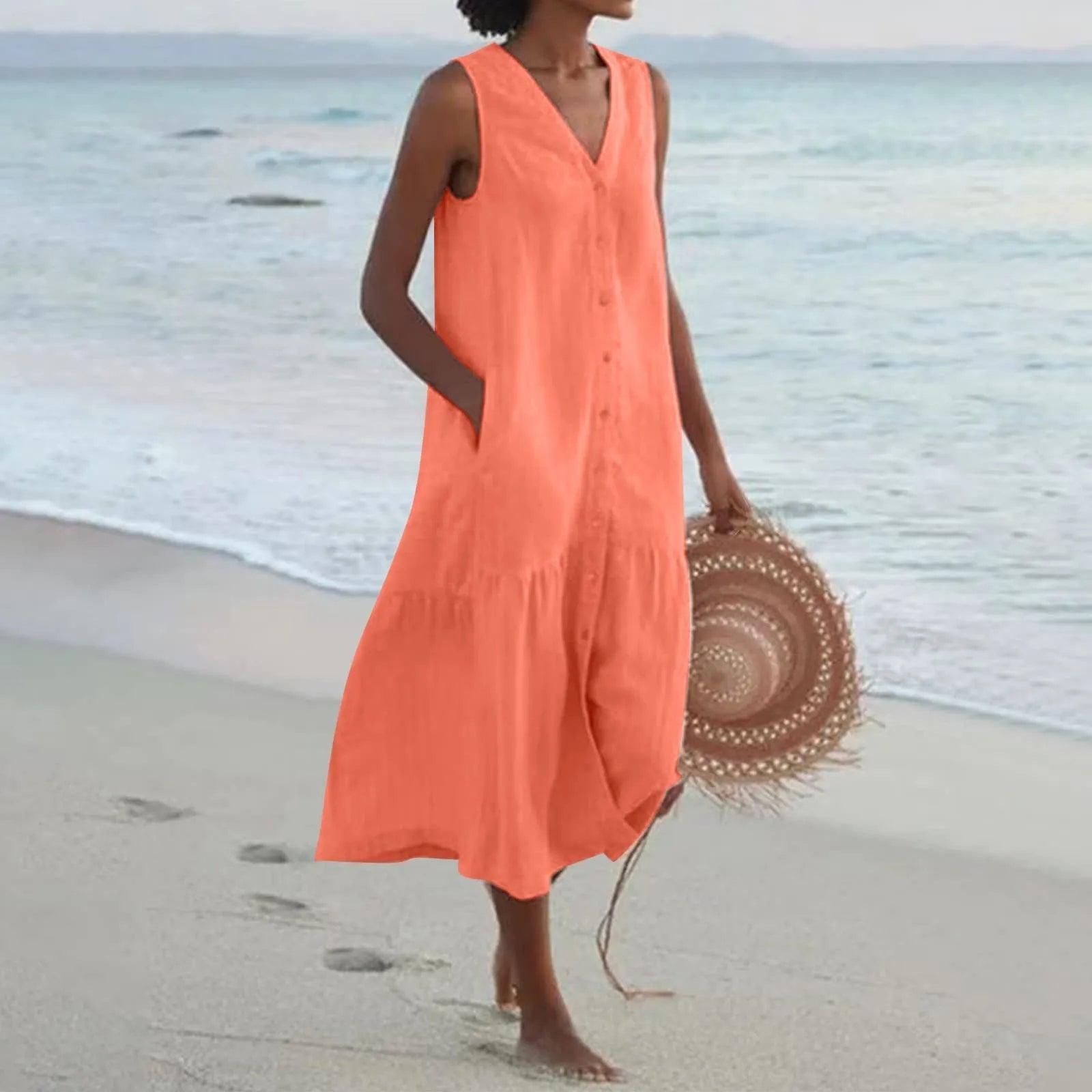 Feminine damekjole med V-utringning i moderne design. En allsidig og stilig kjole for vår og sommer.