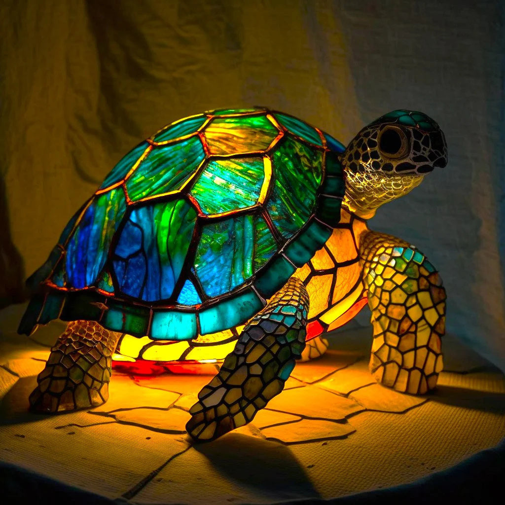 Unik designlampe, messingdetaljer, ravfarget glass, gir varmt stemningslys til hjemmet