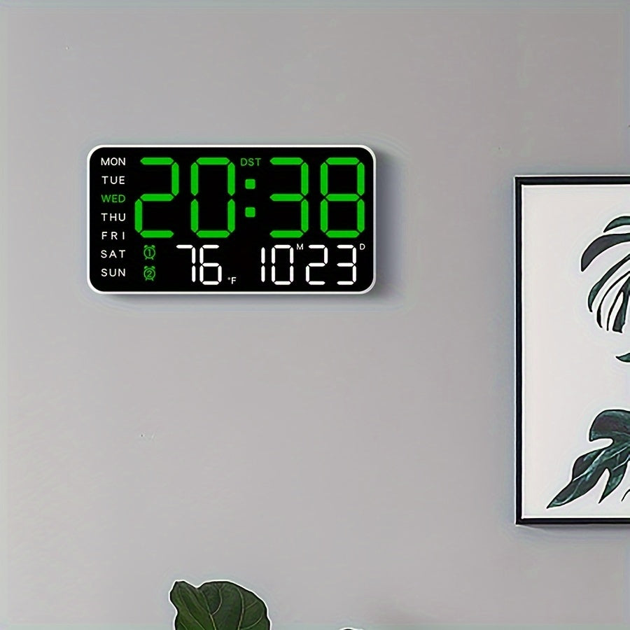 Tydelig LED veggklokke med store siffer for enkel avlesning. Digital visning av tid, temperatur og alarmfunksjon.