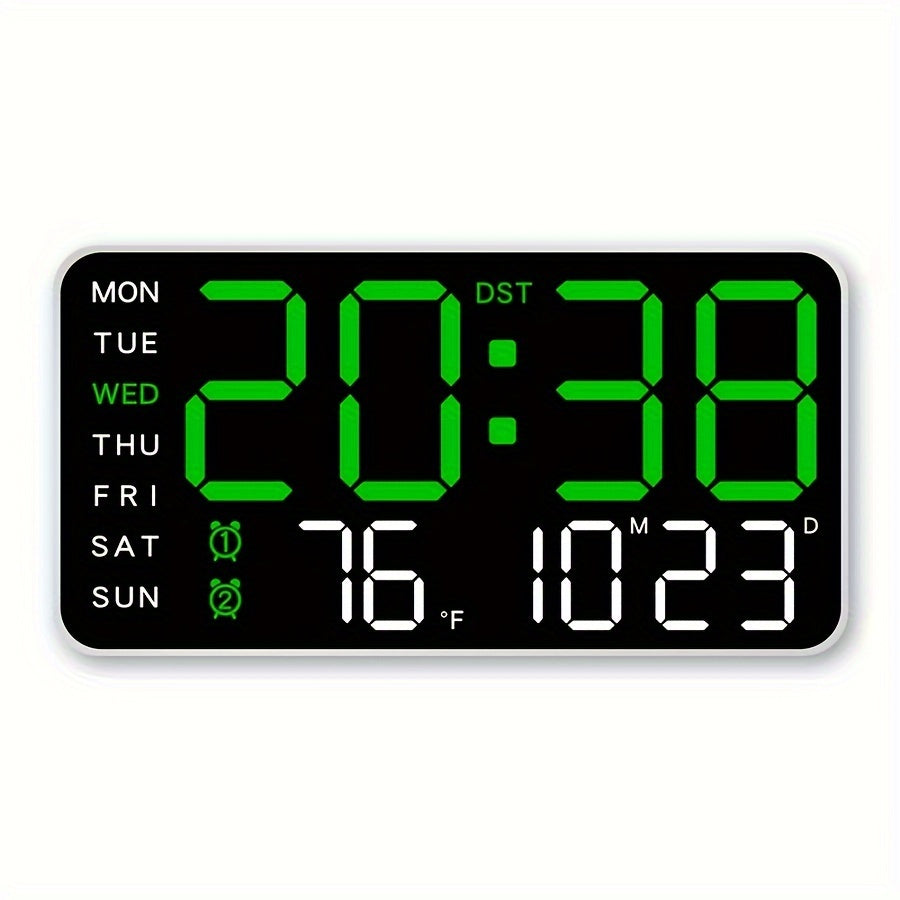 Nærbilde av moderne digital veggklokke med tydelig LED-skjerm, som viser tid og temperatur i hvite siffer.