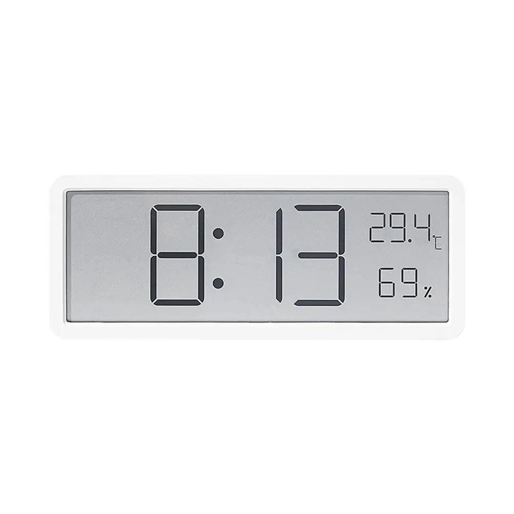 Moderne digital veggklokke med stor LED-skjerm, viser tid, temperatur og fuktighet. Perfekt for stue eller kontor.