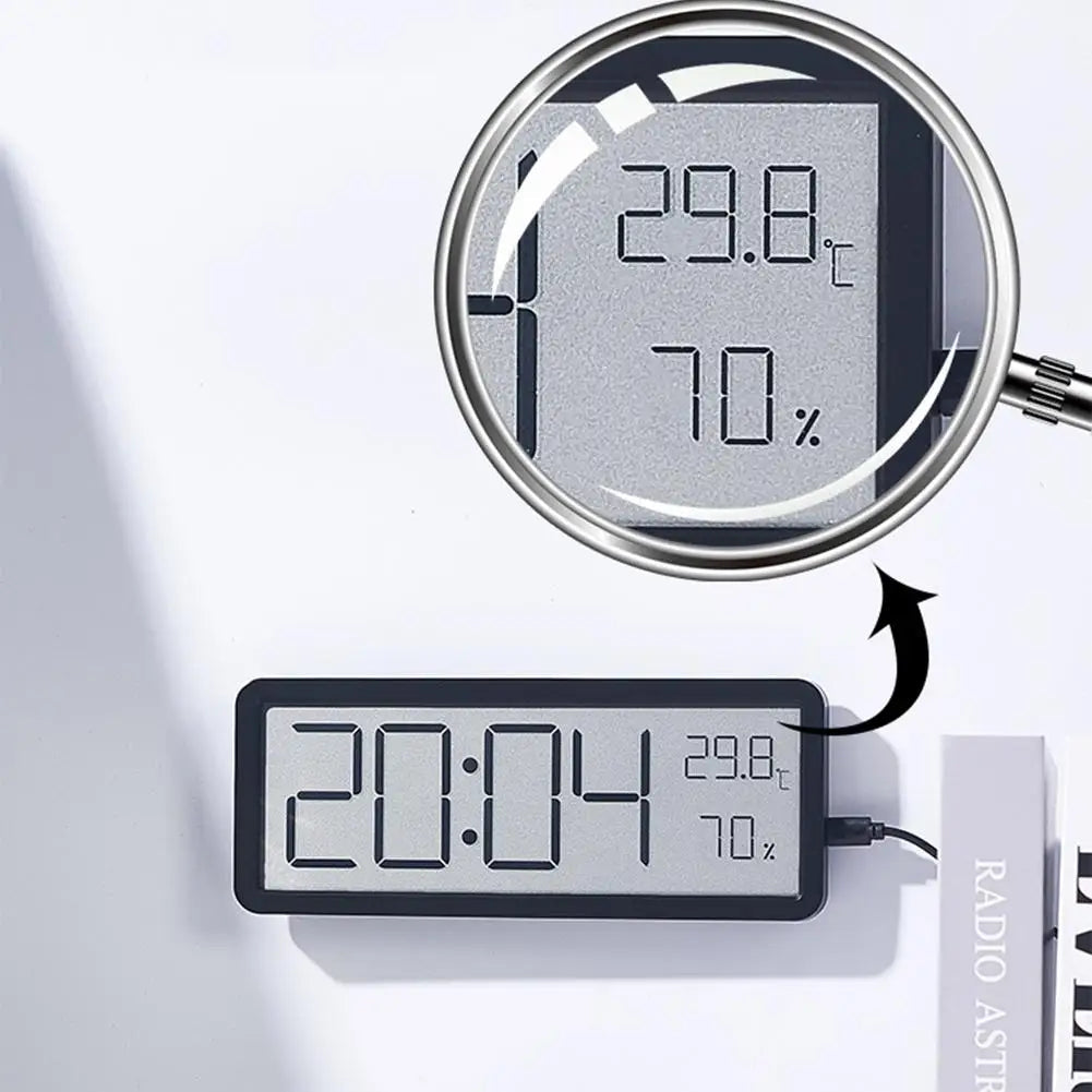 Nærbilde av moderne digital veggklokke med klar LED-skjerm som viser tid og romtemperatur nøyaktig.