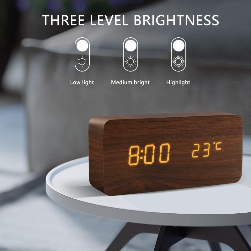 Bakside av digital vekkerklokke, viser knapper for innstilling av alarm og tid, brukervennlig.