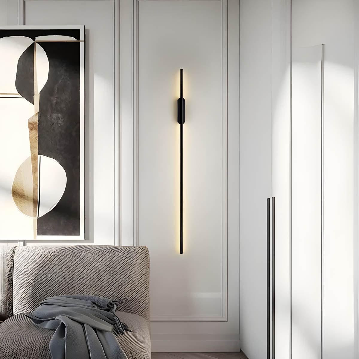 "Moderne dimbar vegglampe i aluminium med ellipseform for stilfull belysning, til forskjellige romstørrelser."