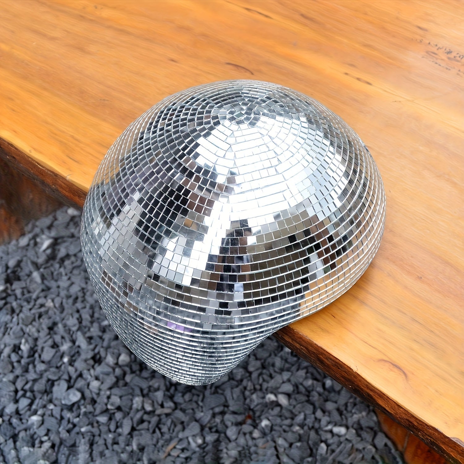 Kunstnerisk diskokuleskulptur i speilglass, et statement-stykke for hjemmedekorasjon