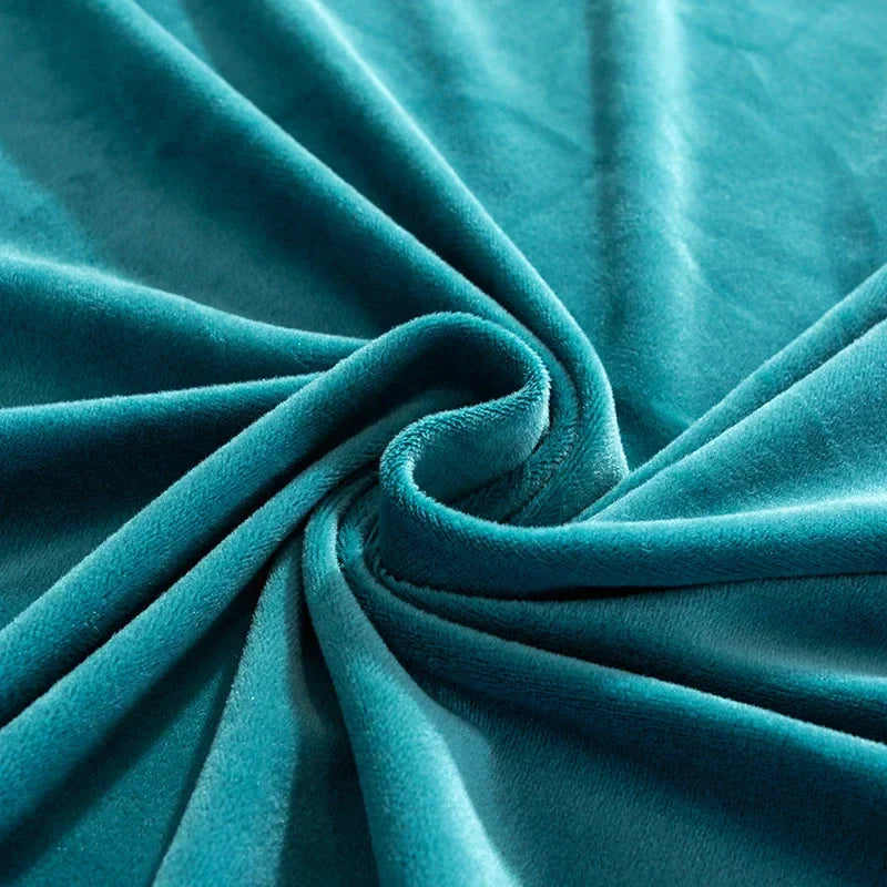 Nærbilde av et slitesterkt elastisk sofatrekk, designet for å beskytte sofaen mot flekker og daglig slitasje.