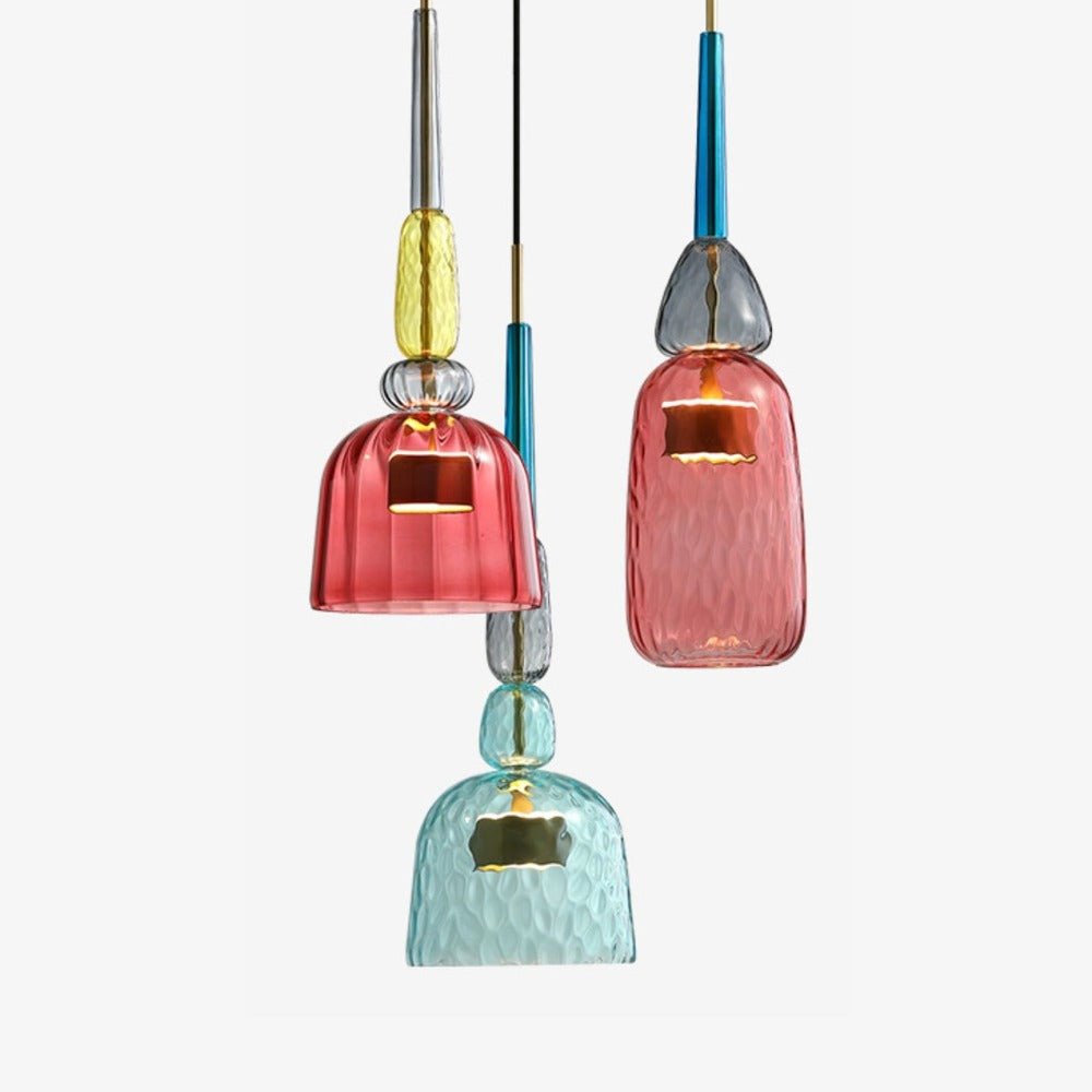 Levende fargerik pendellampe som gir et moderne preg til hjemmets interiør. Stilfull LED-belysning.