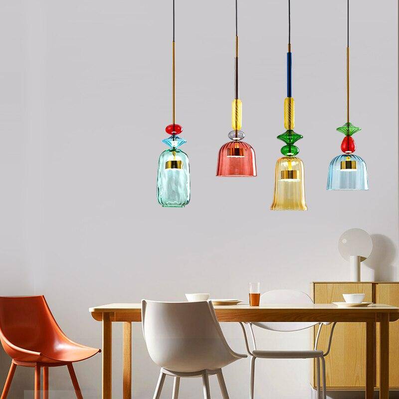 Elegant moderne taklampe med fargerikt design. En iøynefallende LED-pendellampe for ethvert rom.
