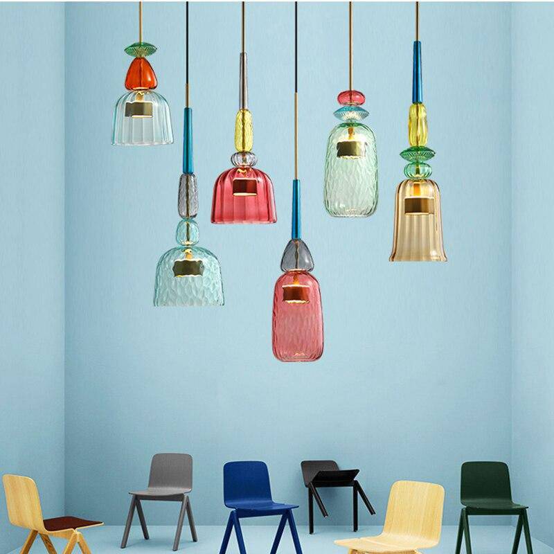 Unik fargerik LED-pendellampe som lyser opp spisestuen. Moderne design og interiørdekorasjon.