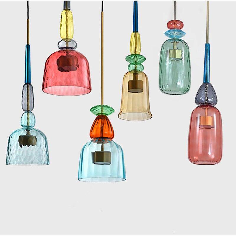 Energibesparende LED-pendellampe med et fargerikt og moderne design. Perfekt taklampe for kjøkken.