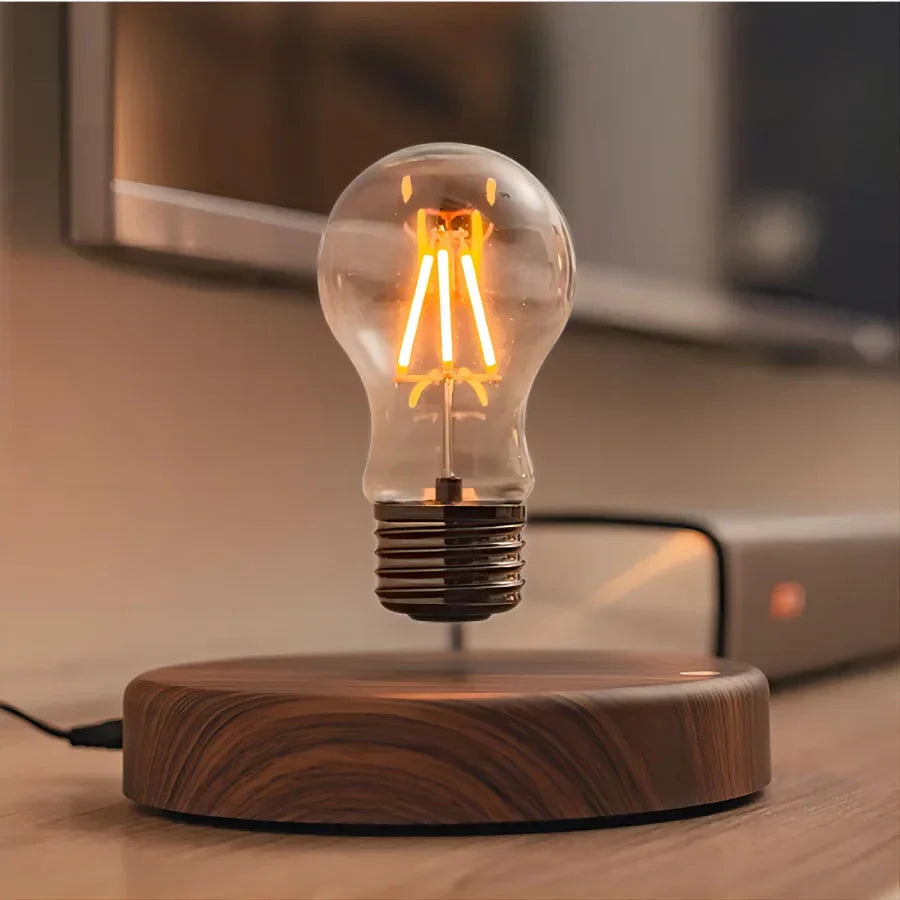 Elegant designlampe: flytende lyspære over naturlig valnøttbase. Moderne interiørdekorasjon.
