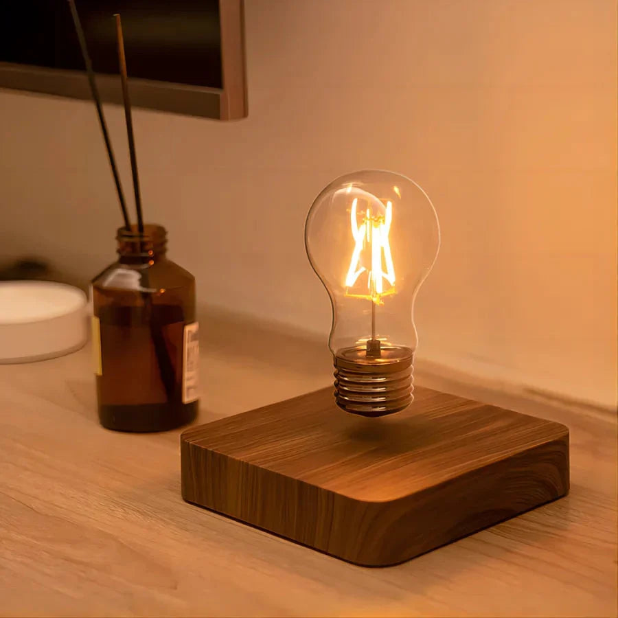 Nærbilde av flytende lyspære og valnøttbase. Innovativ designlampe som gir moderne belysning og dekor.