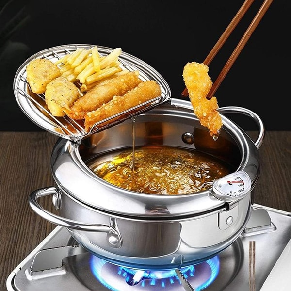 Bilde av sprø pommes frites tilberedt i en elegant sølv frityrkoker i rustfritt stål, klar til servering.